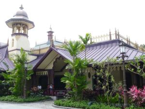 Explorer's Club Restaurant