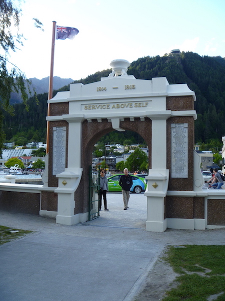 I wandered instead to the waterfront of Lake Wakatipu and checked out the WW1 Memorial ...