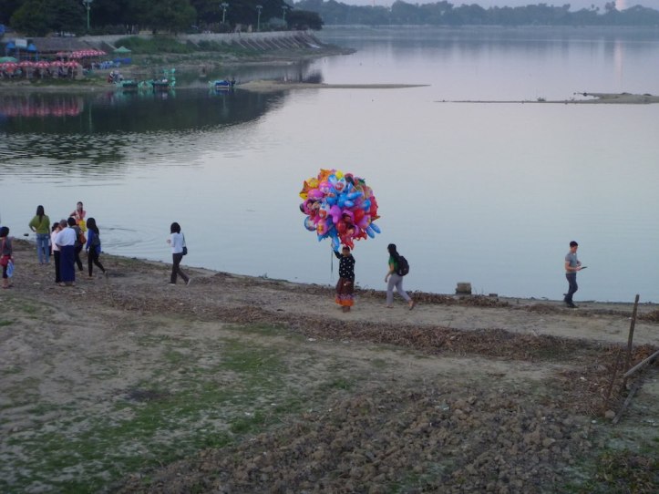 Its not just at Disneyland that balloons are popular