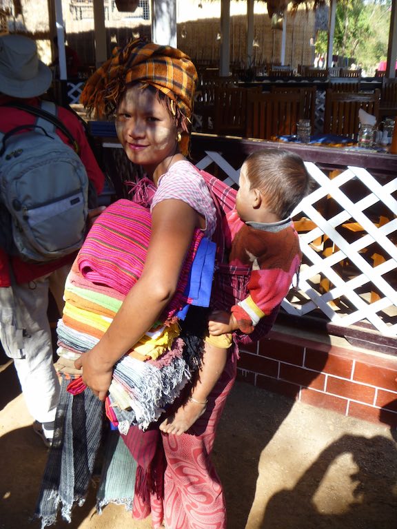 Pa'o woman selling scarves to the tourists
