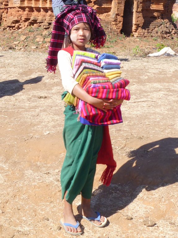 Pa'o girl selling scarves - a very good reason NOT to buy from children, she should have been in school!